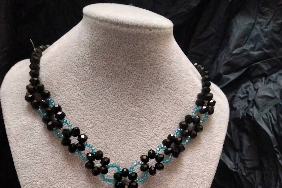 Collar de flores negras