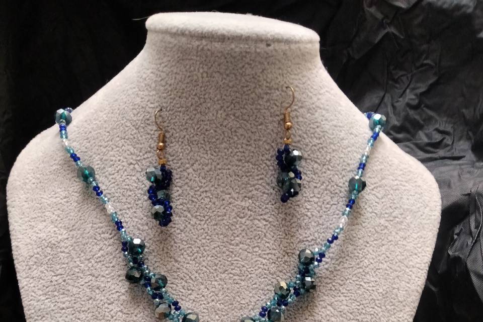 Collar de diferentes azules