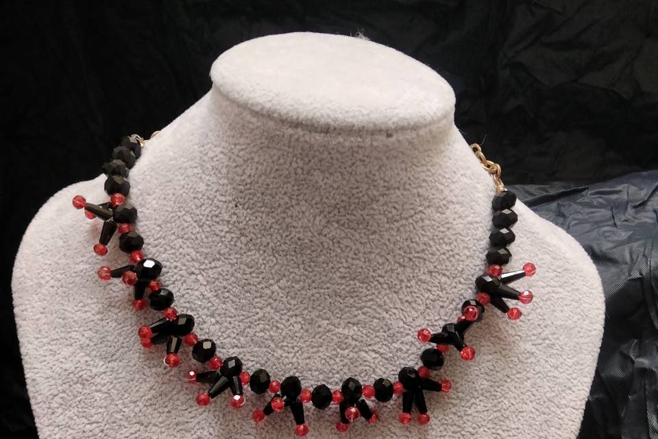 Collar negro con rojo