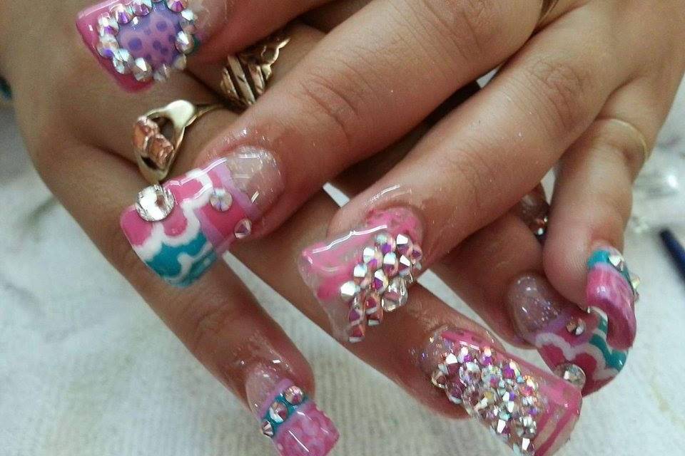 Uñas con mano alzada