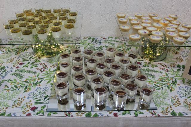 Mesa de postres en enfoque