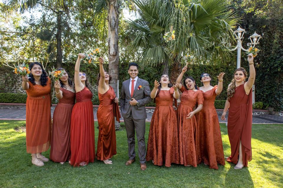 Novios con damas de honor