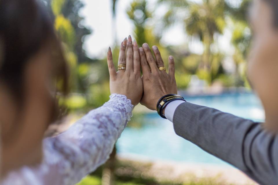 Mostrando los anillos de casados