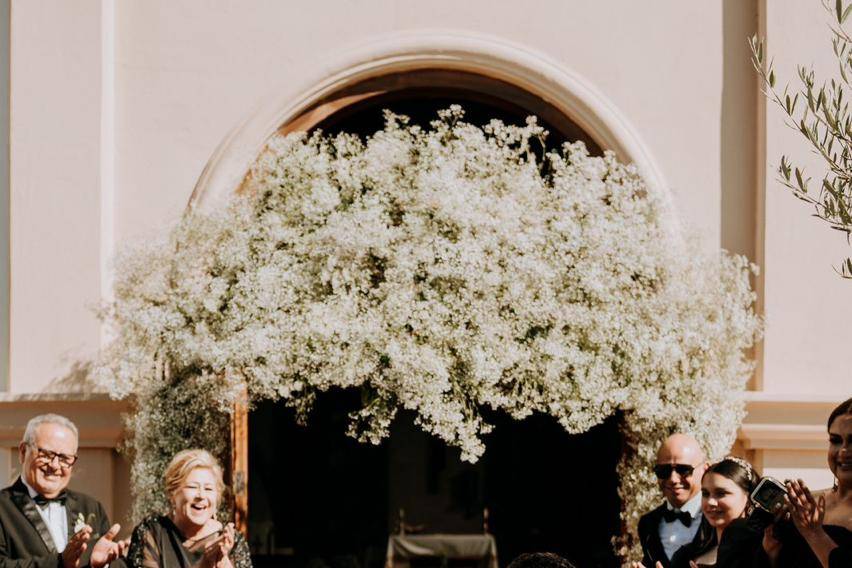 Novios besándose a la salida de la iglesia