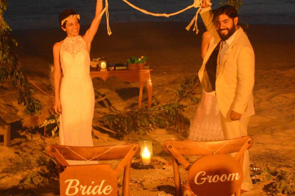 Novios casándose en la playa