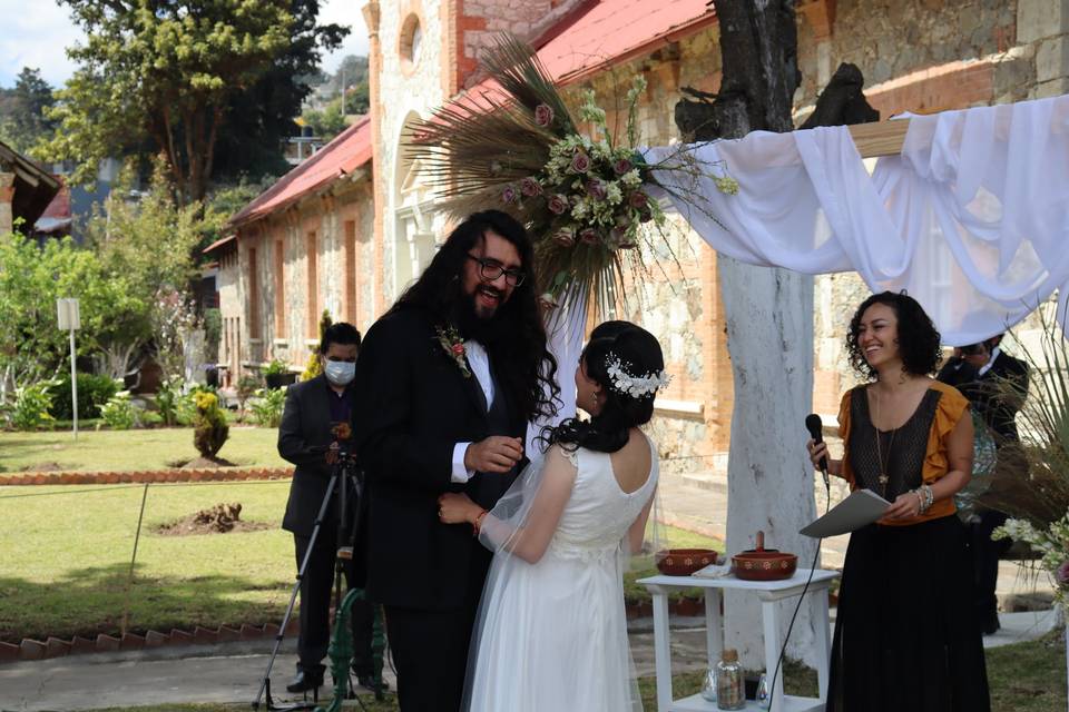 Novios en el altar