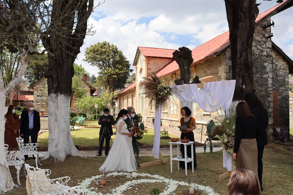 Novios preparados para su ceremonia nupcial