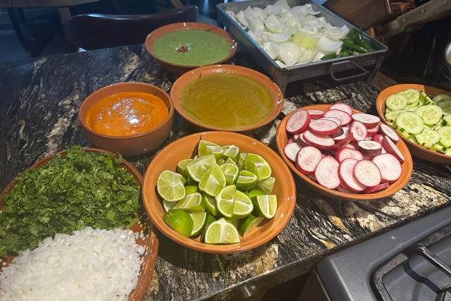 Salsas, limones, cilantro, cebolla y rábanos
