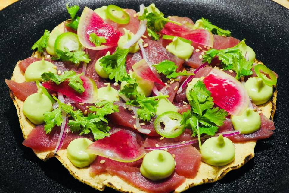 Tostada de atún con cremoso