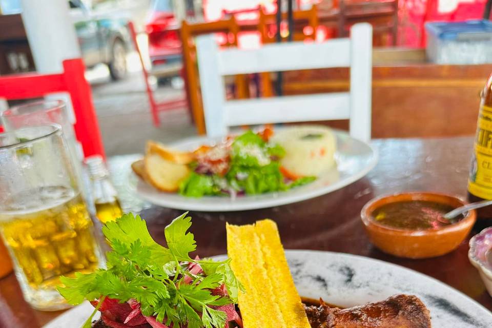 Carne con cebolla encurtida