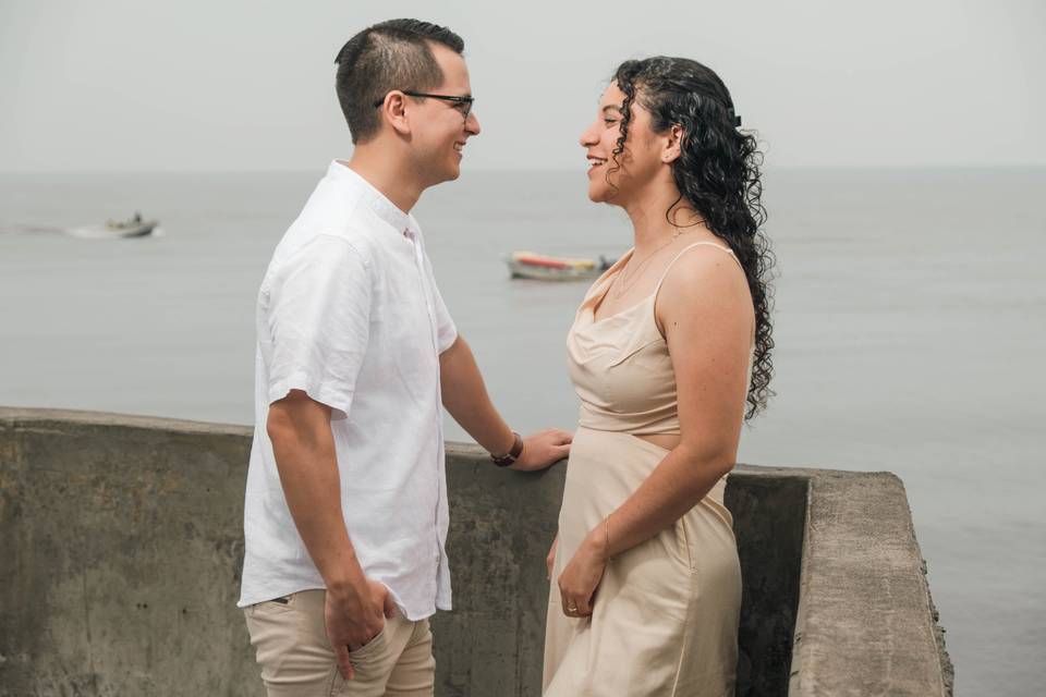 Pareja posando frente al mar