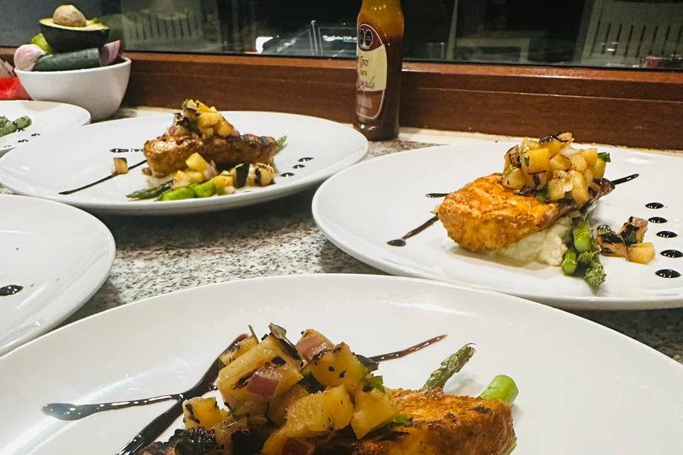 Trozo de carne con piña y espárragos