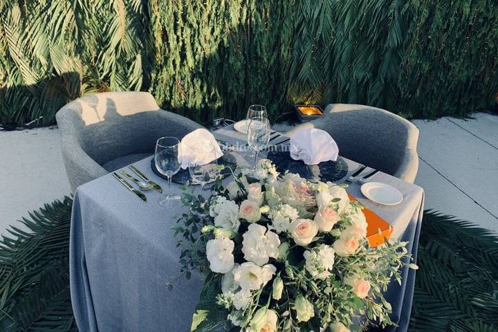 Mesa con decoración de flores