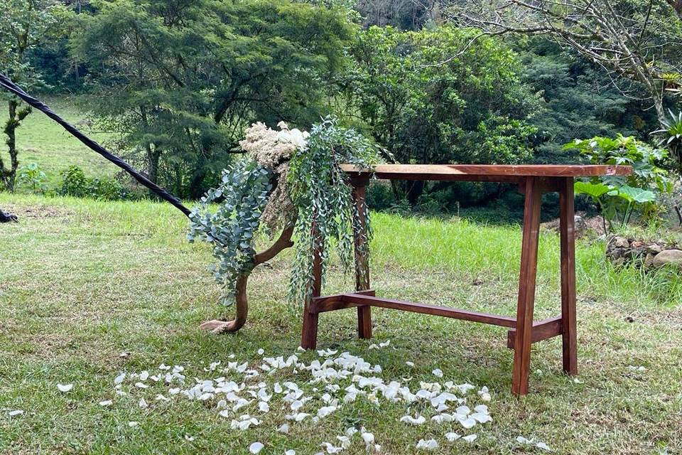 Mesa de madera adornada con flores