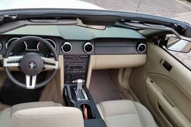 Interior Mustang convertible.