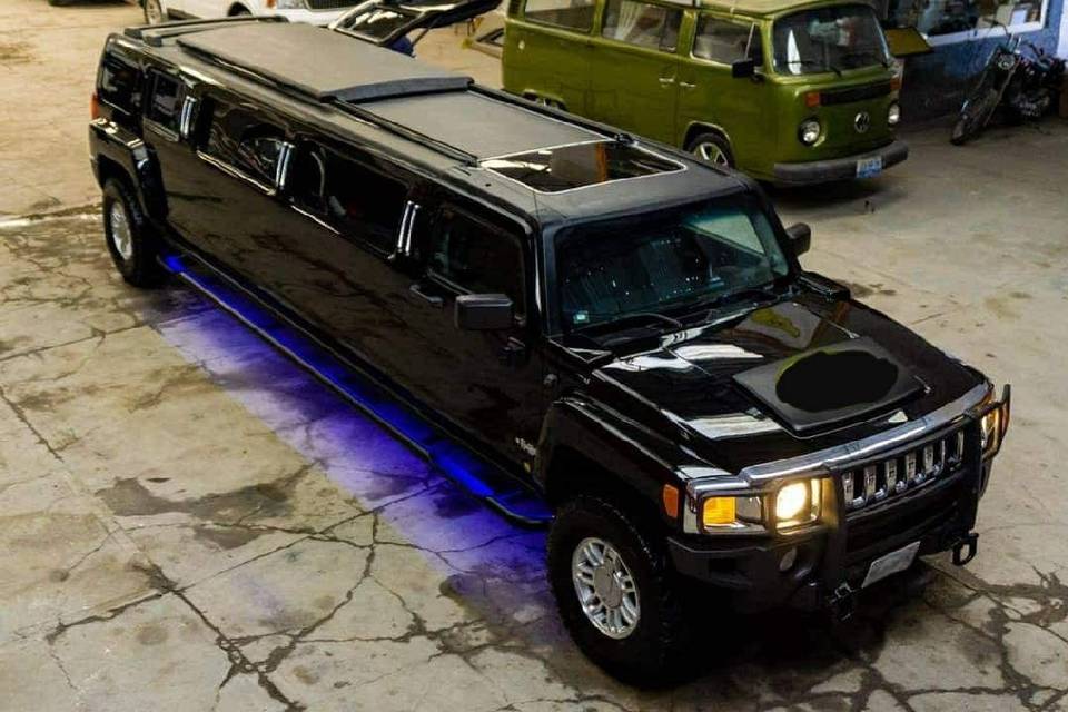 Limo Hummer negra.