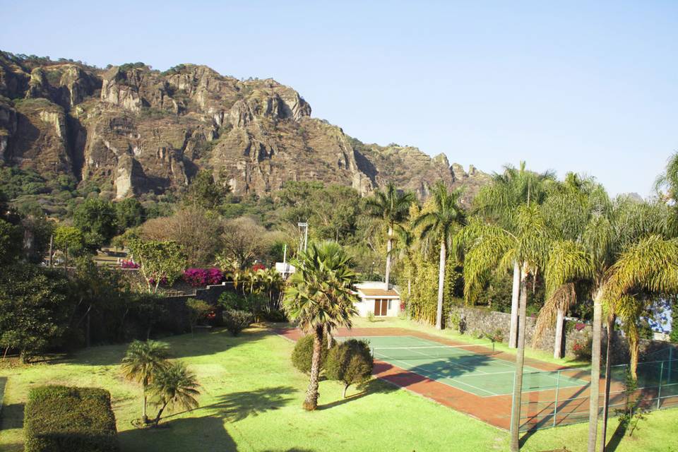 Jardines y cancha de tenis