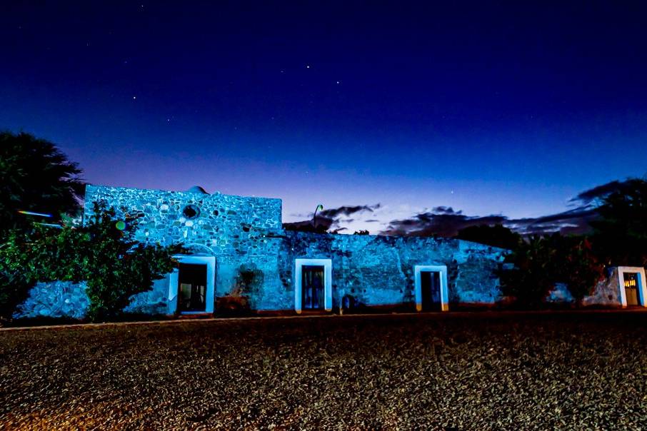 Fachada de salón buganvilias