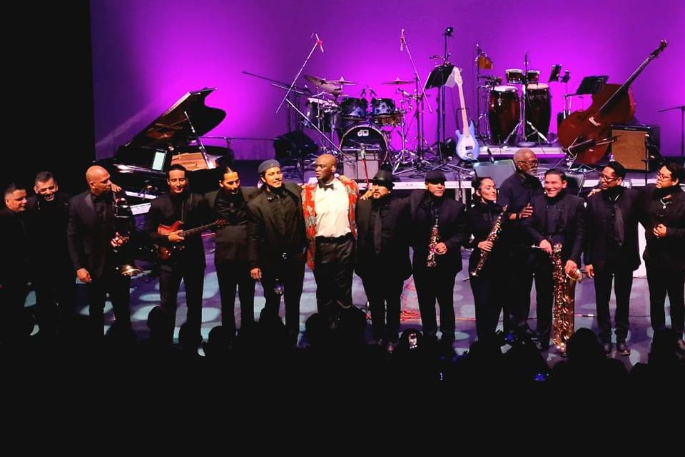 Músicos en el escenario