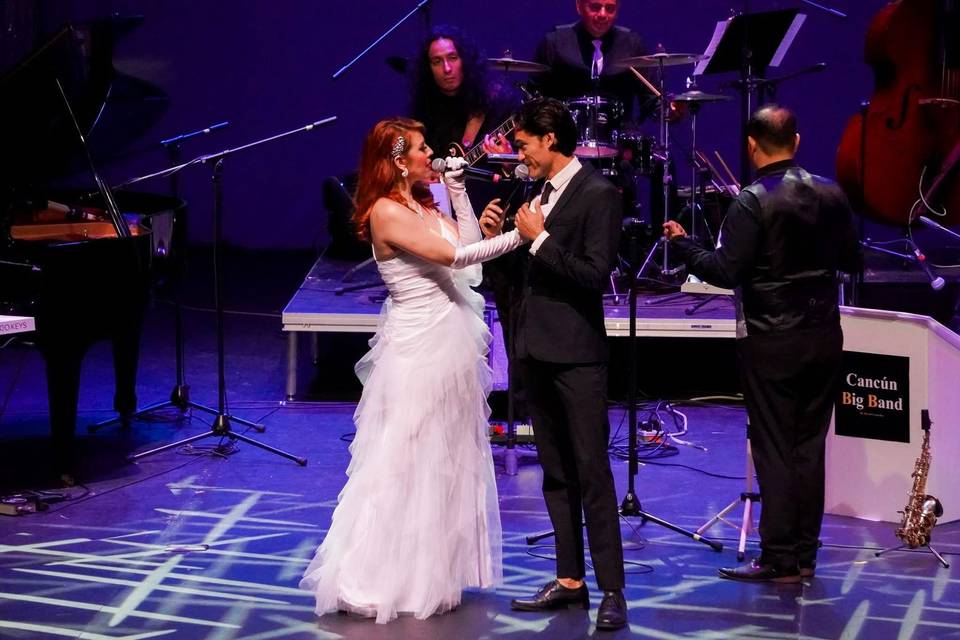 Dos cantantes con trajes de gala