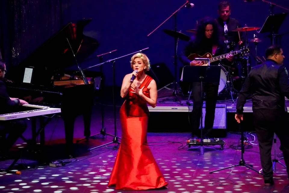 Cantante con vestido rojo de gala