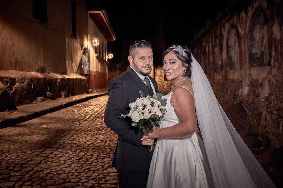 Pareja sonriendo en la calle