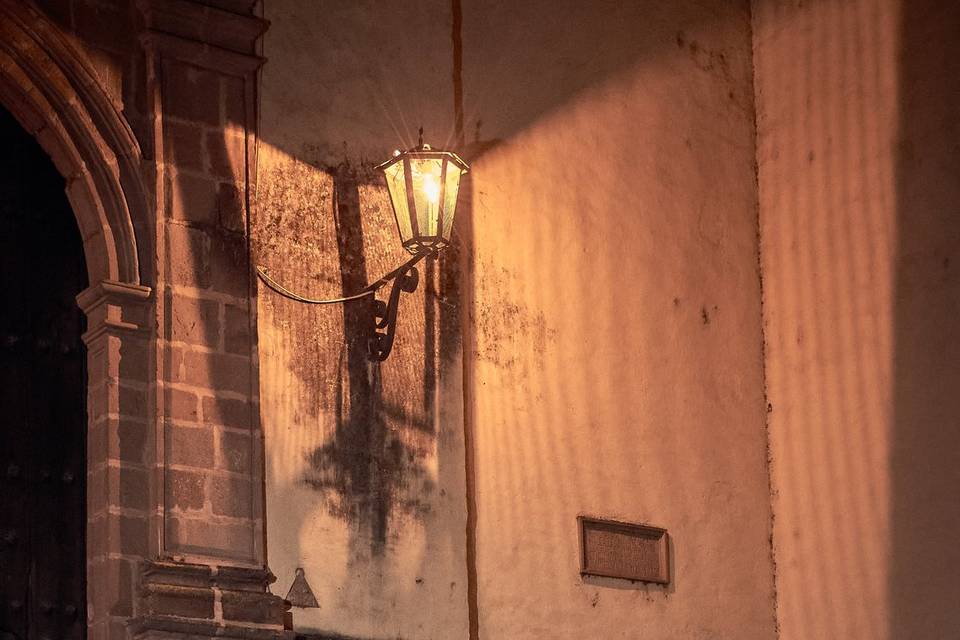 Pareja en las escaleras de noche