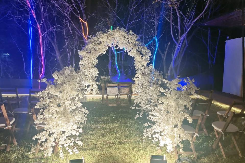 Ceremonia en la noche con arcos flores