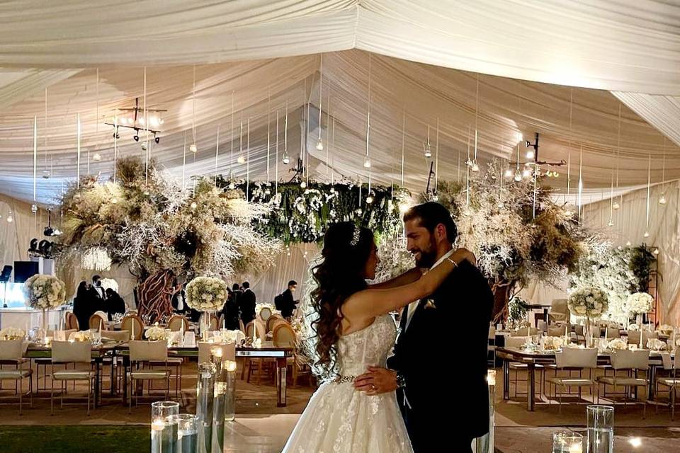 Pareja bailando en medio de un camino de velas