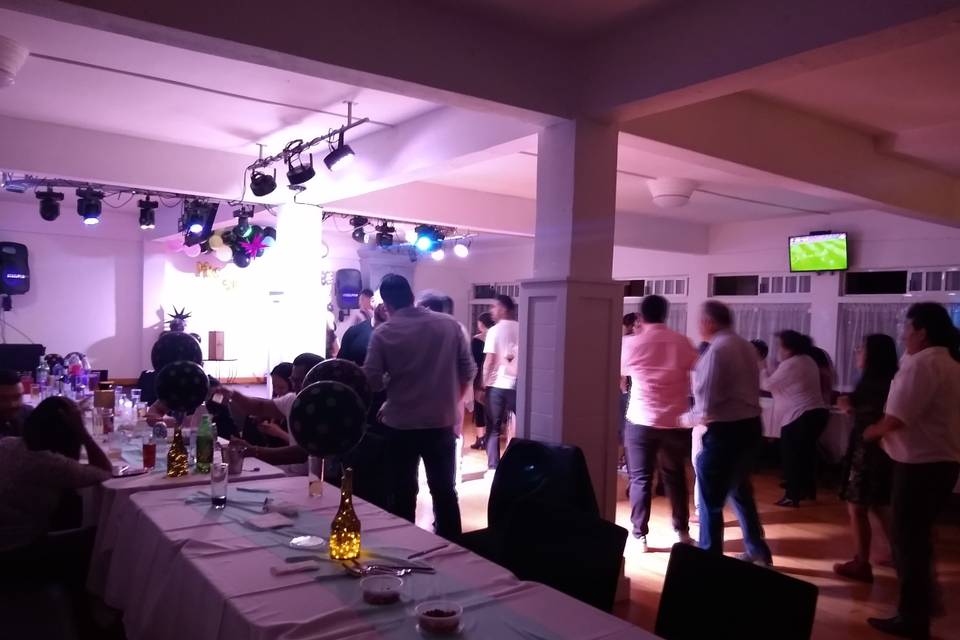 Salón con mesas