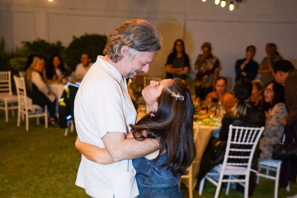 Los novios bailando descalzos