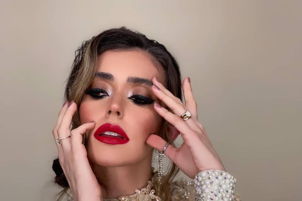 Maquillaje labios rojos y delineado negro