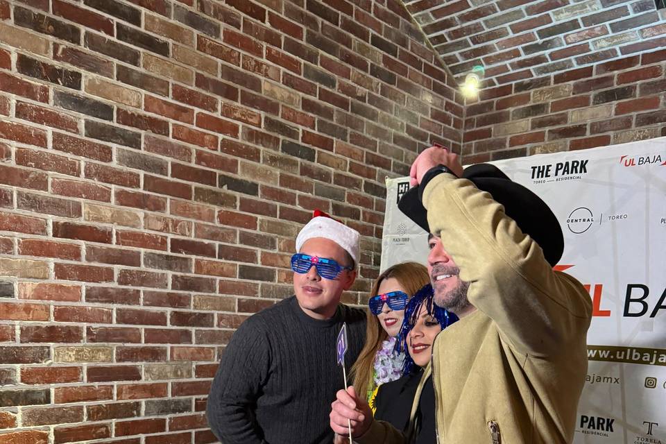 Invitados tomándose fotos