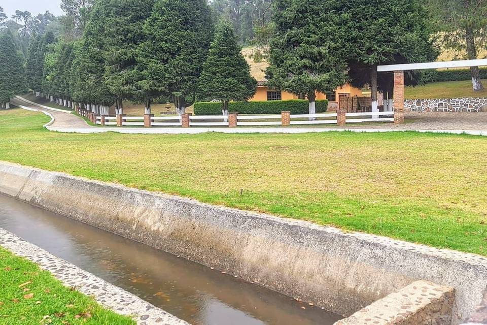 Recinto con jardín para eventos especiales