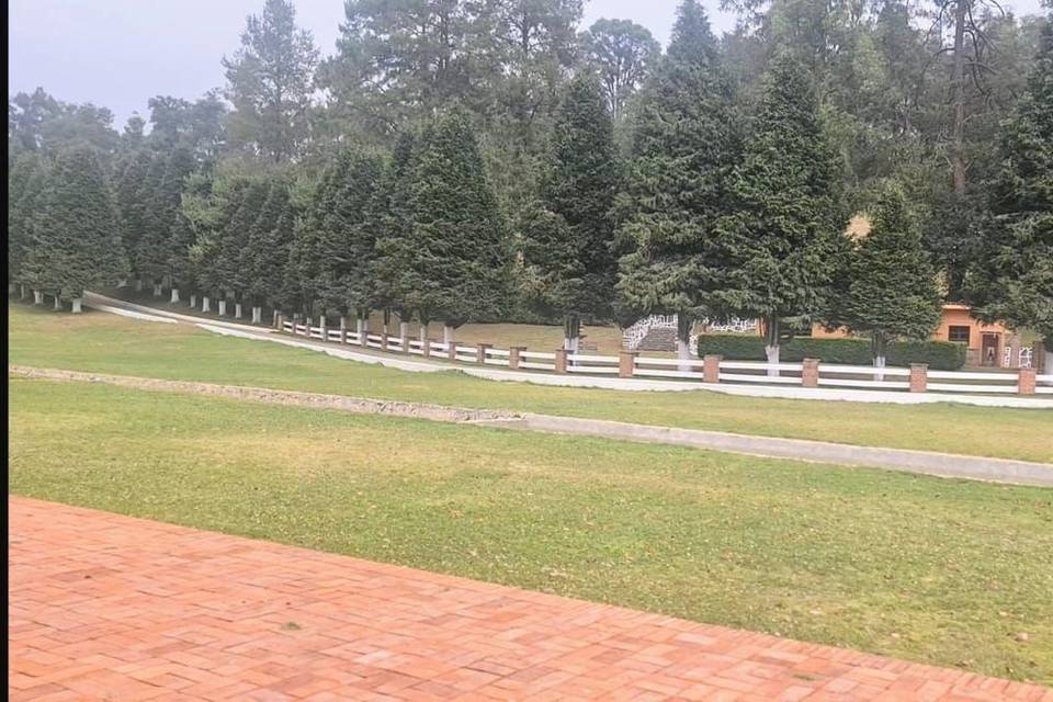 Recinto con jardín para eventos especiales