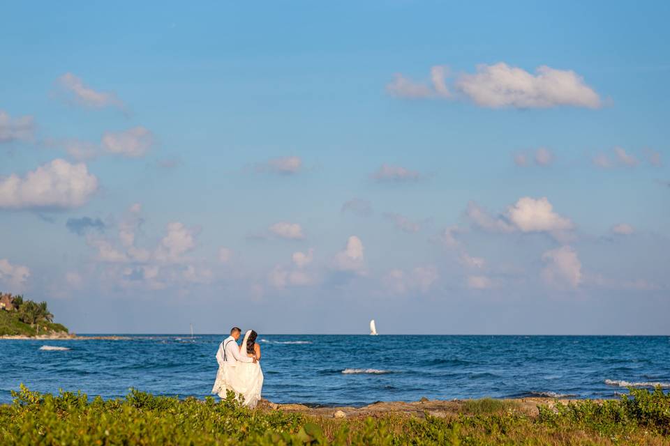 Los novios en la playa