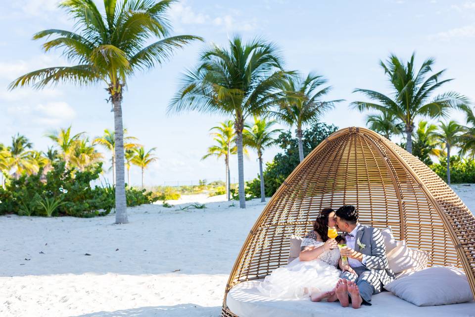Beso en la playa cancun