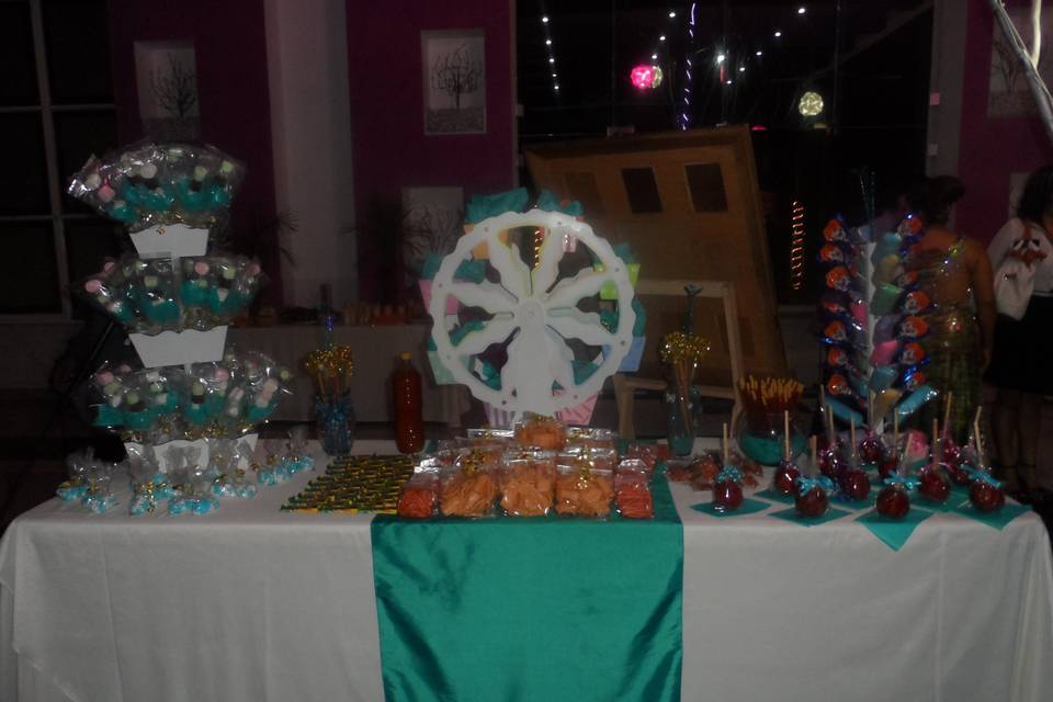 Buffet con mesa de dulces