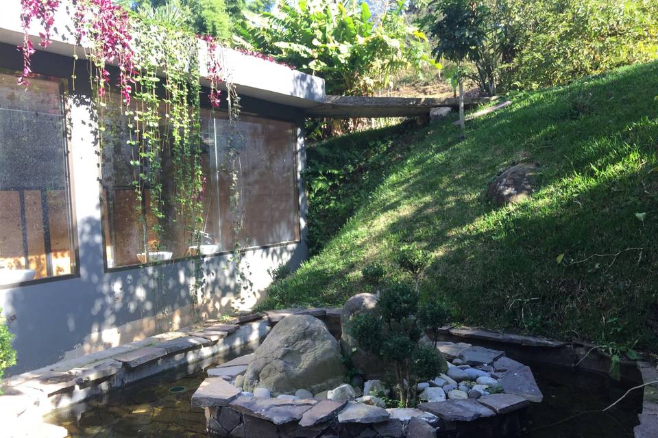 Lago en jardín zen