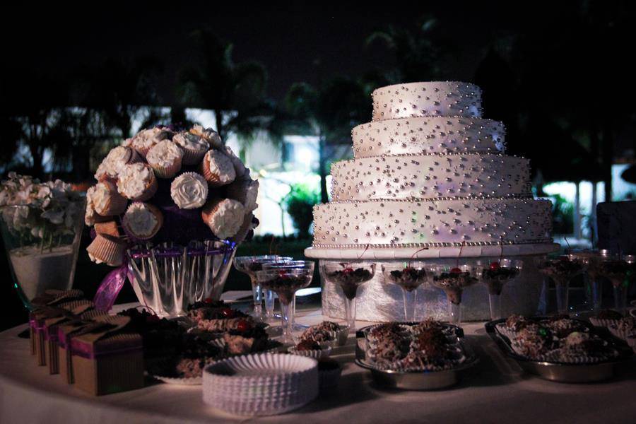 Mesa de postres con pastel