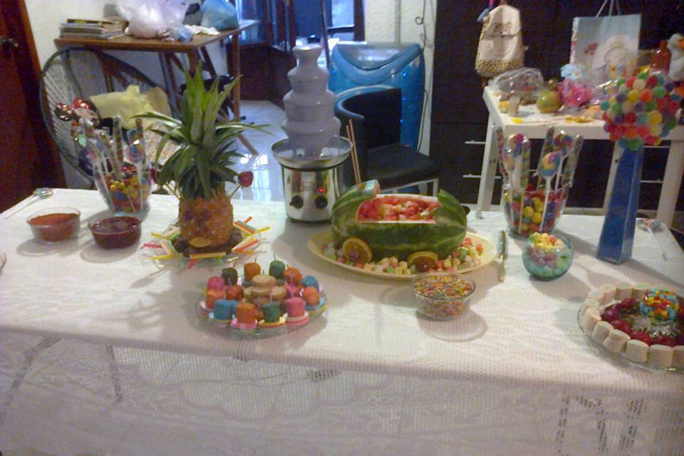 Mesa de dulces y frutas
