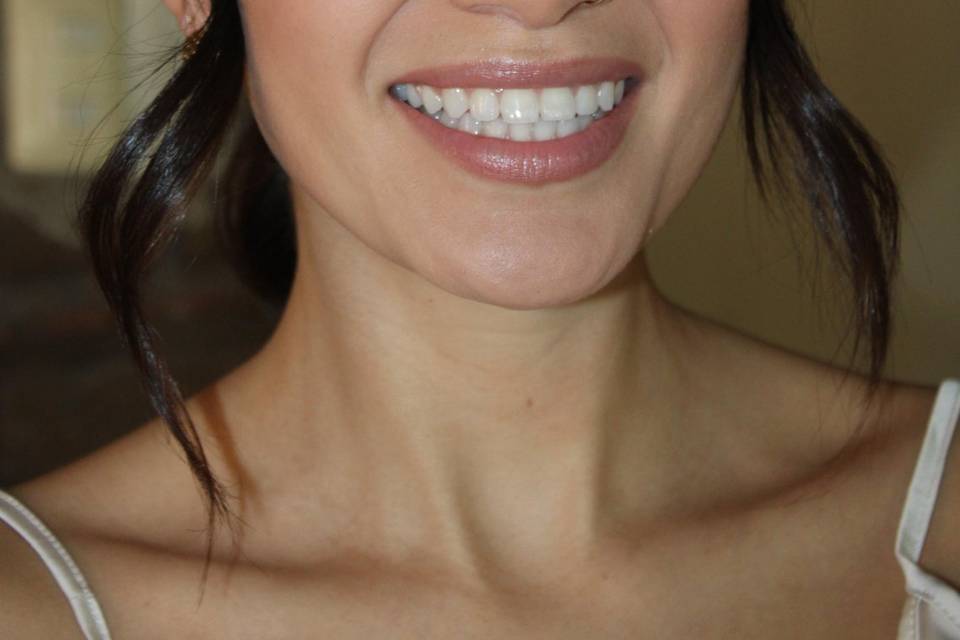 Mujer sonriendo maquillada