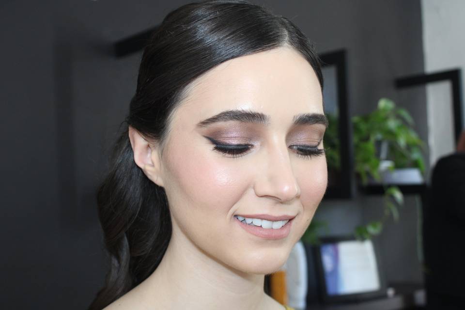 Mujer sonriendo maquillada en tonos marrones