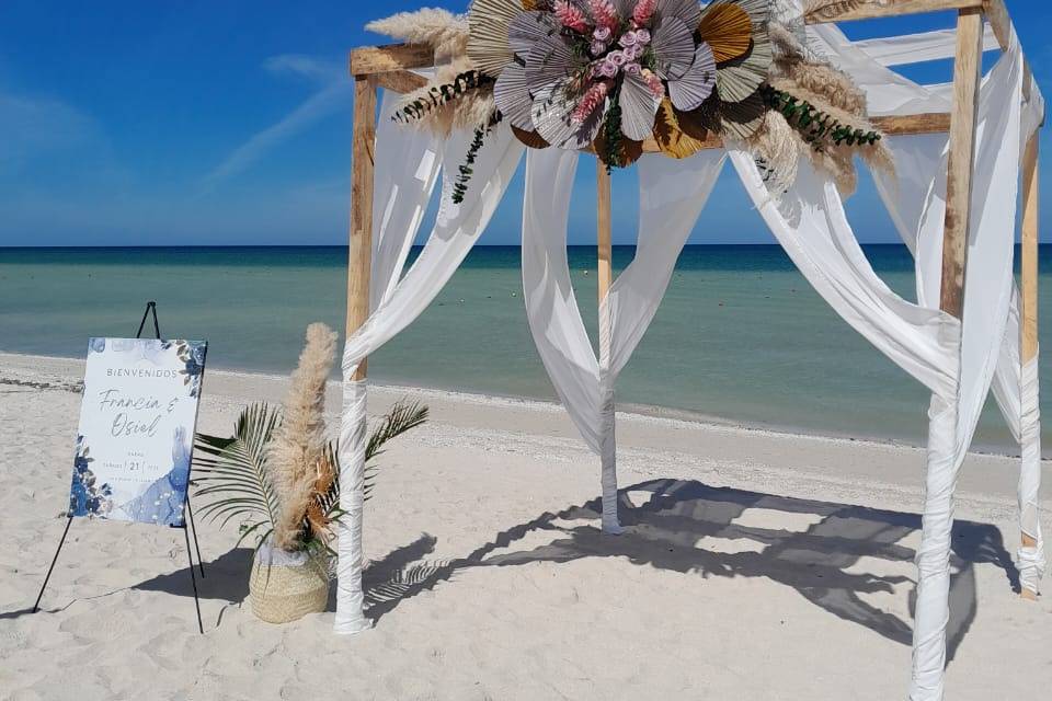 Playa con altar