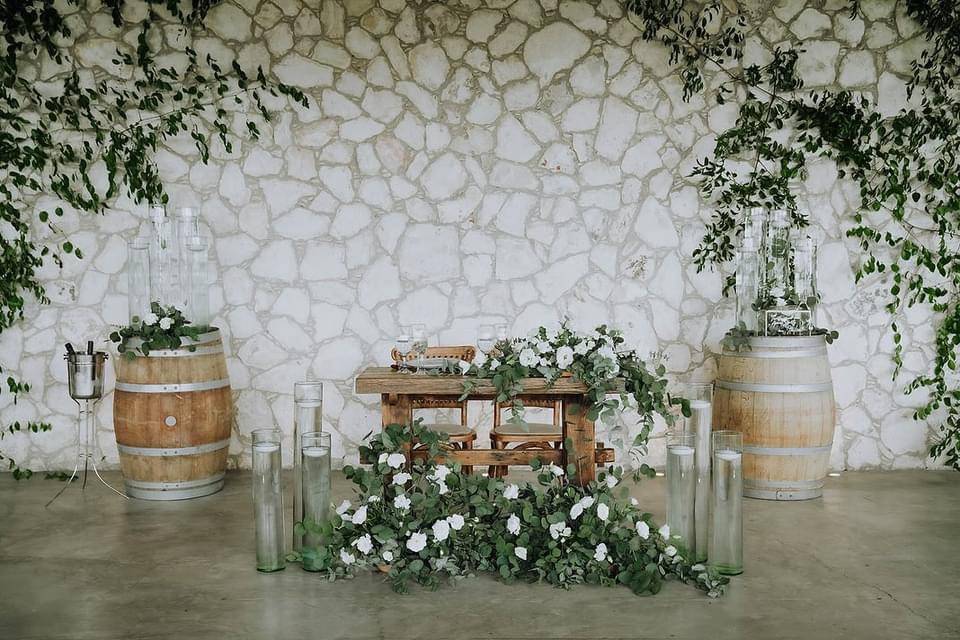 Mesa de novios decorado con flores blancas