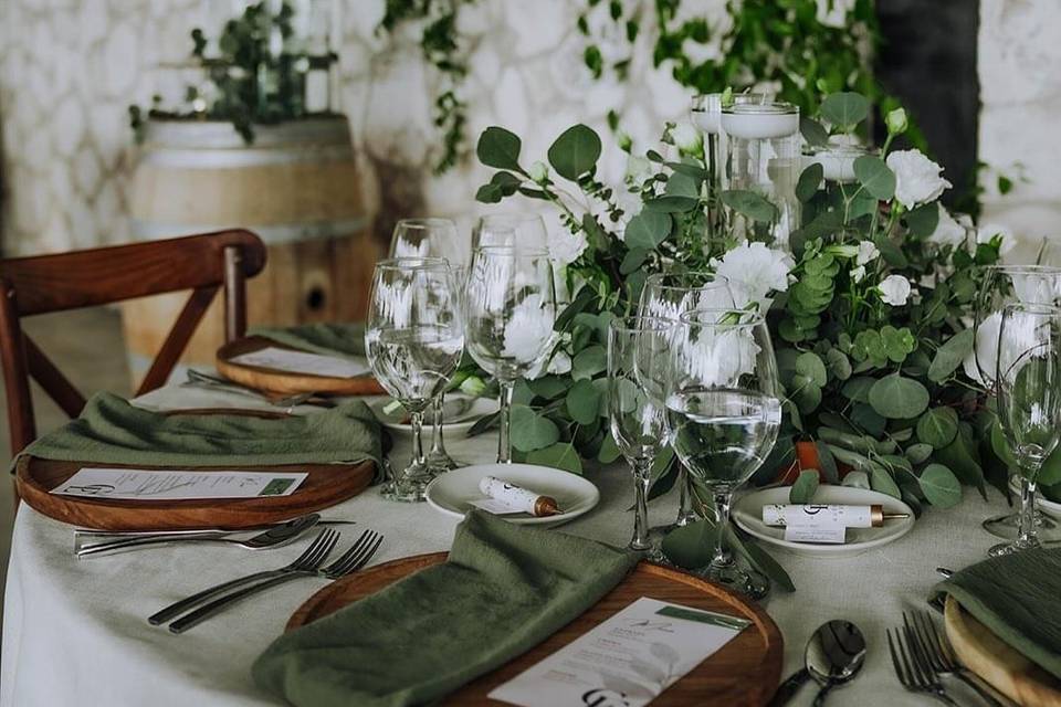 Mesa con decoración en verde y blanco