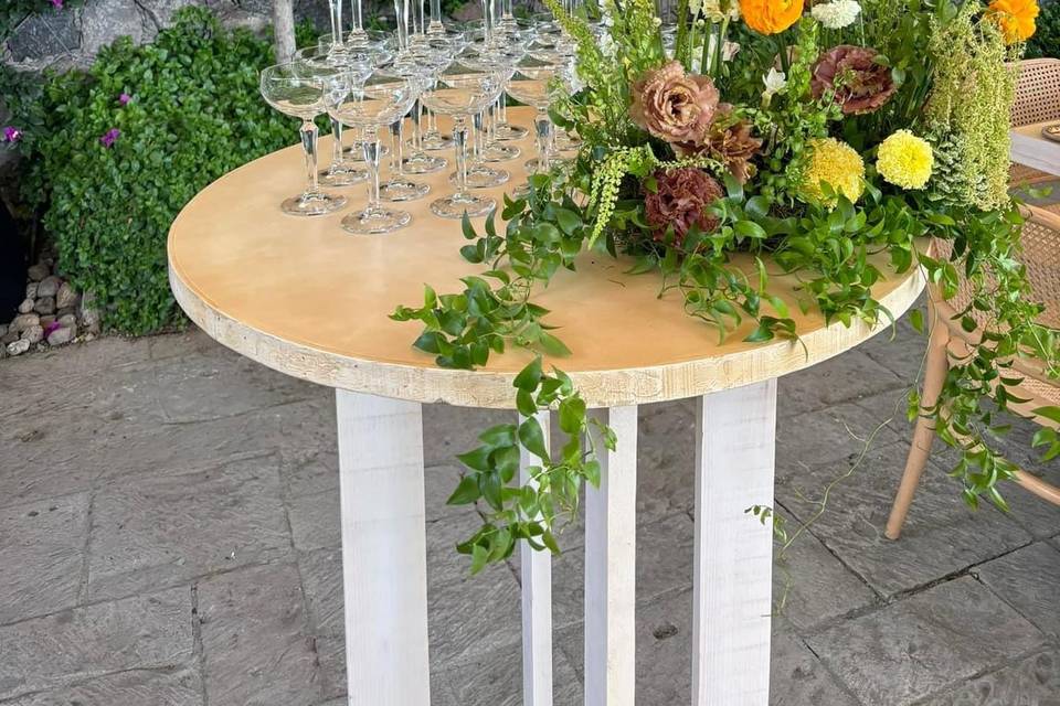 Mesa con pirámide de copas de cristal