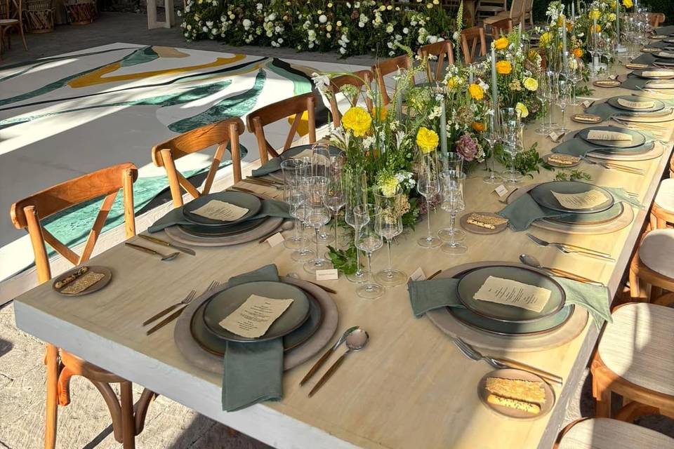 Mesa con vajilla gris con flores amarillas