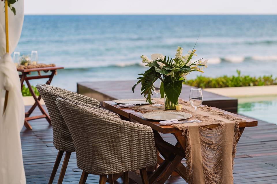 Mesa de novios frente al mar en una terraza