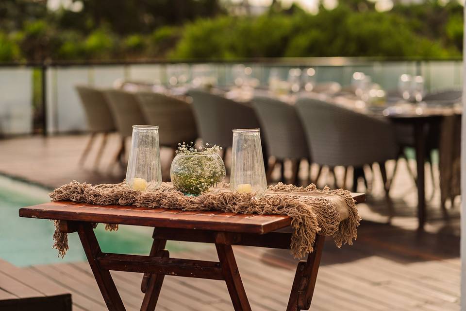 Mesa decorada con flores blancas